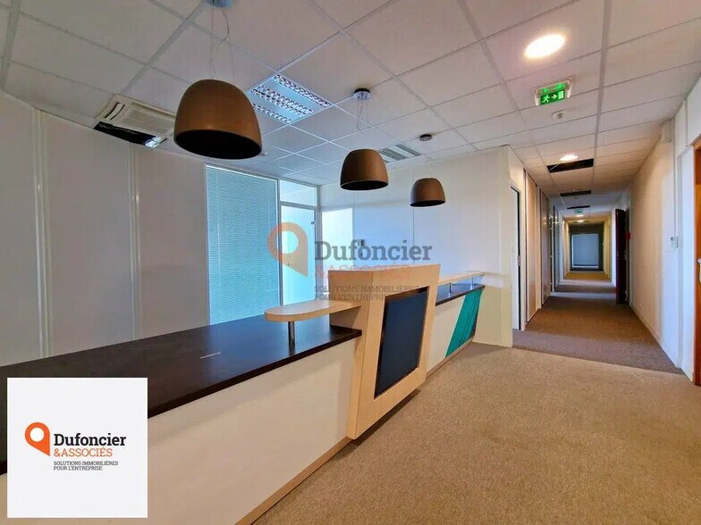 Bureau dans Chasseneuil-du-Poitou à louer - Photo de l’immeuble – Image 2 sur 11