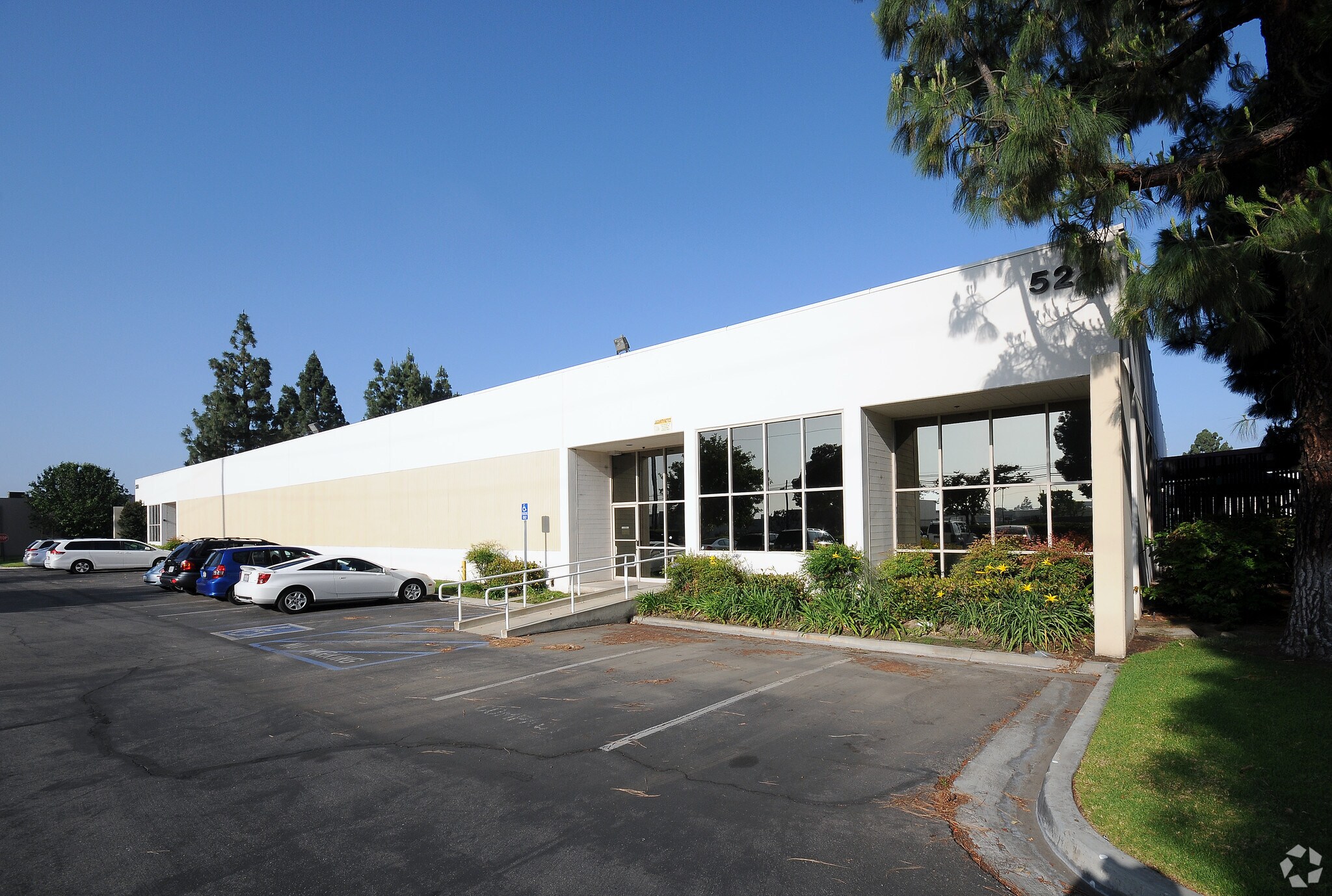 521-529 S State College Blvd, Fullerton, CA à louer Photo principale– Image 1 sur 7