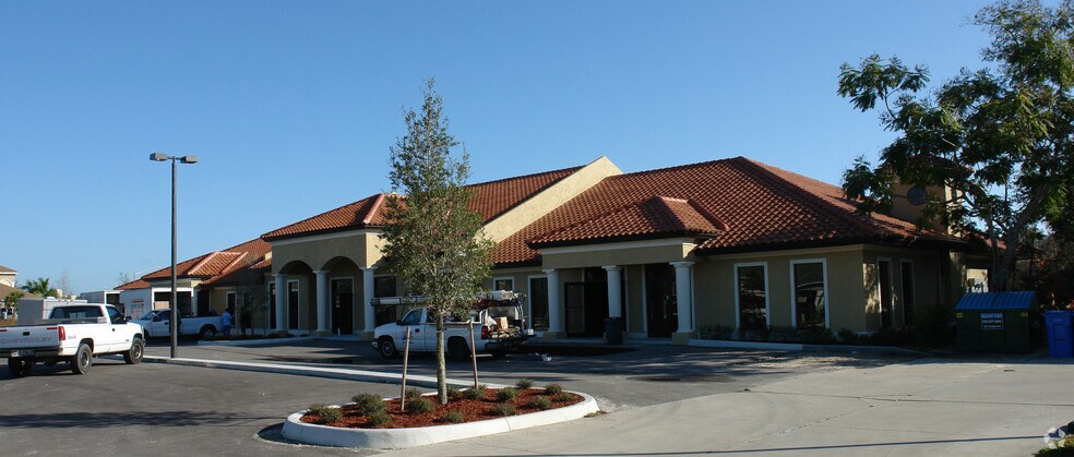 14131 Metropolis Ave, Fort Myers, FL à louer - Photo de l’immeuble – Image 2 sur 15