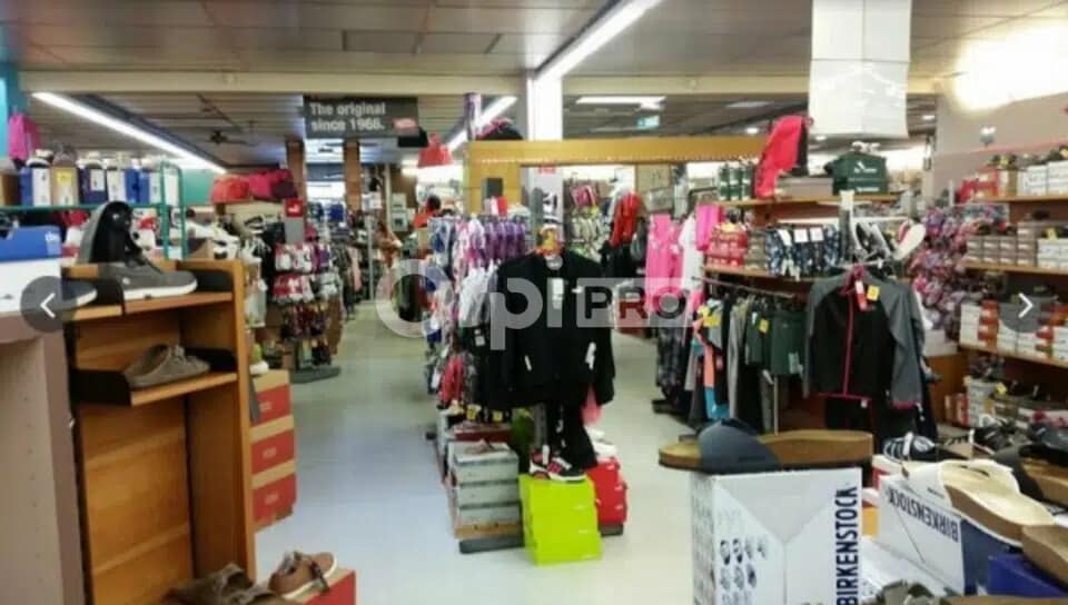 Local commercial dans Ruy-Montceau à louer - Photo de l’immeuble – Image 3 sur 7