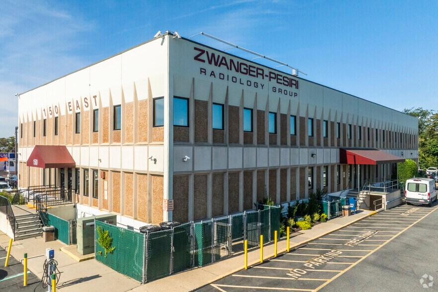 150 E Sunrise Hwy, Lindenhurst, NY à louer - Photo de l’immeuble – Image 1 sur 9