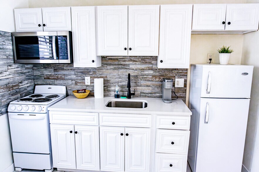 4553 Bougainvillea Dr, Lauderdale-by-the-Sea, FL à vendre - Photo de l’immeuble – Image 3 sur 10