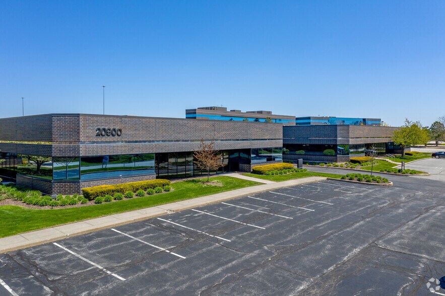 20900 Swenson Dr, Waukesha, WI à louer - Photo principale – Image 1 sur 5