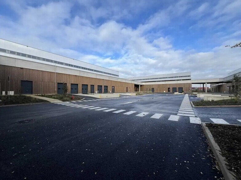 Local d’activités dans Tremblay-en-France à louer - Photo de l’immeuble – Image 3 sur 12