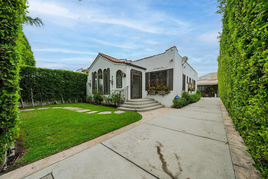 8815 Dorrington Ave, West Hollywood, CA à louer - Photo principale – Image 1 sur 8