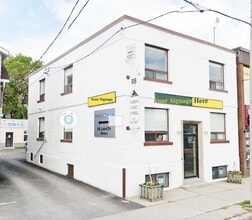 88 Laird Dr, Toronto, ON à louer Photo de l’immeuble– Image 2 sur 15