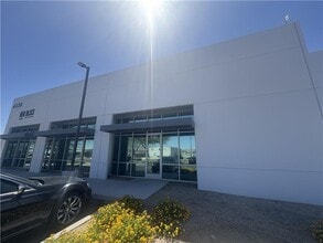 4339 N Corporate Center Dr, North Las Vegas, NV à louer Photo de l’immeuble– Image 1 sur 7