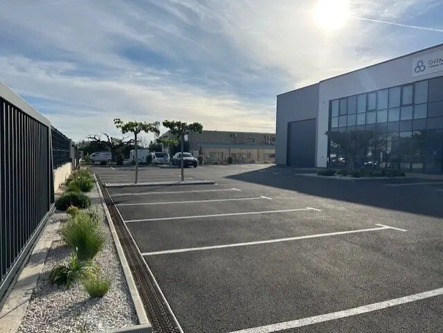 Local d’activités dans Miramas à louer - Photo de l’immeuble – Image 3 sur 3