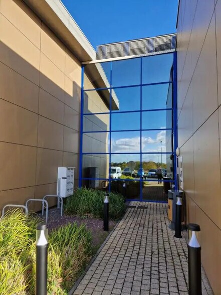 Bureau dans Colombelles à louer - Photo de l’immeuble – Image 3 sur 3