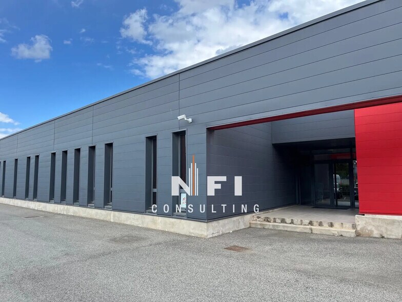 Local d’activités dans Fréjus à louer - Photo de l’immeuble – Image 3 sur 5