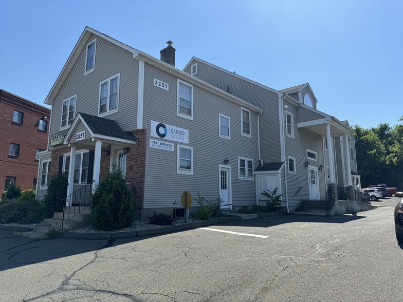 2257 Silas Deane Hwy, Rocky Hill, CT à louer - Photo de l’immeuble – Image 2 sur 23