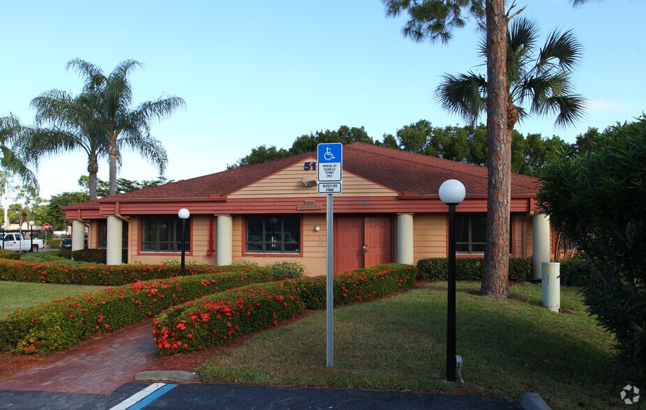 12501 World Plaza Ln, Fort Myers, FL à vendre - Photo de l’immeuble – Image 2 sur 6