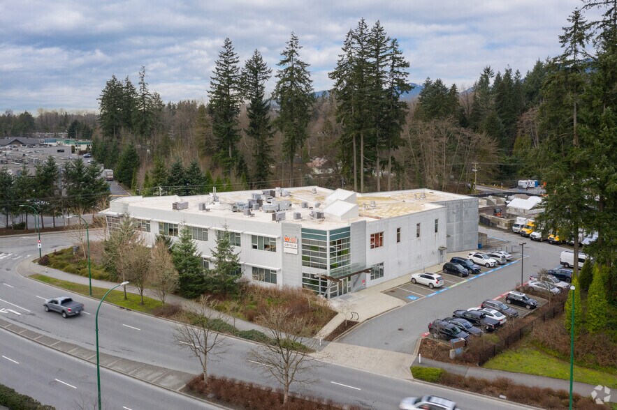2400 Dollarton Hwy, North Vancouver, BC à louer - Photo de l’immeuble – Image 3 sur 11