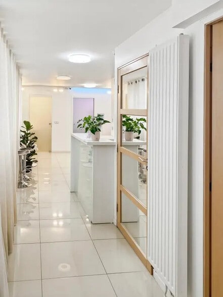 Local commercial dans Paris à louer - Photo de l’immeuble – Image 3 sur 8