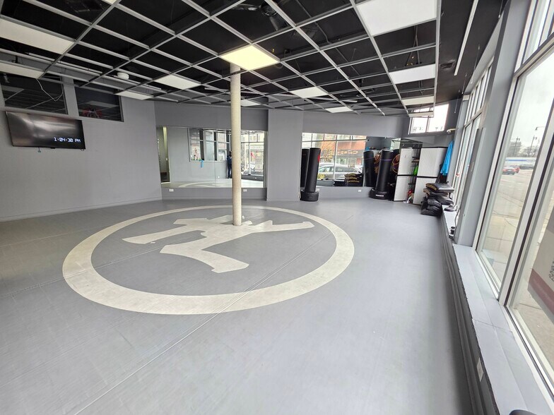 2329 W Belmont Ave, Chicago, IL à louer - Photo de l’immeuble – Image 2 sur 16