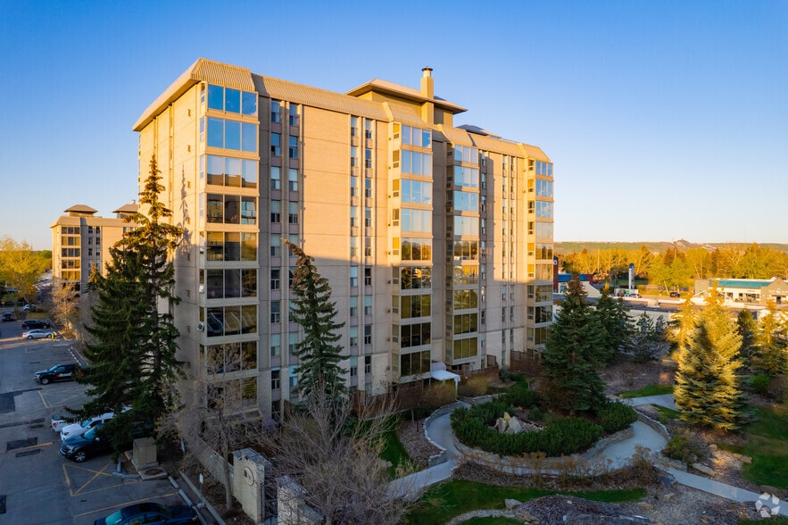 4555 Varsity Ln NW, Calgary, AB à vendre - Photo de l’immeuble – Image 3 sur 8