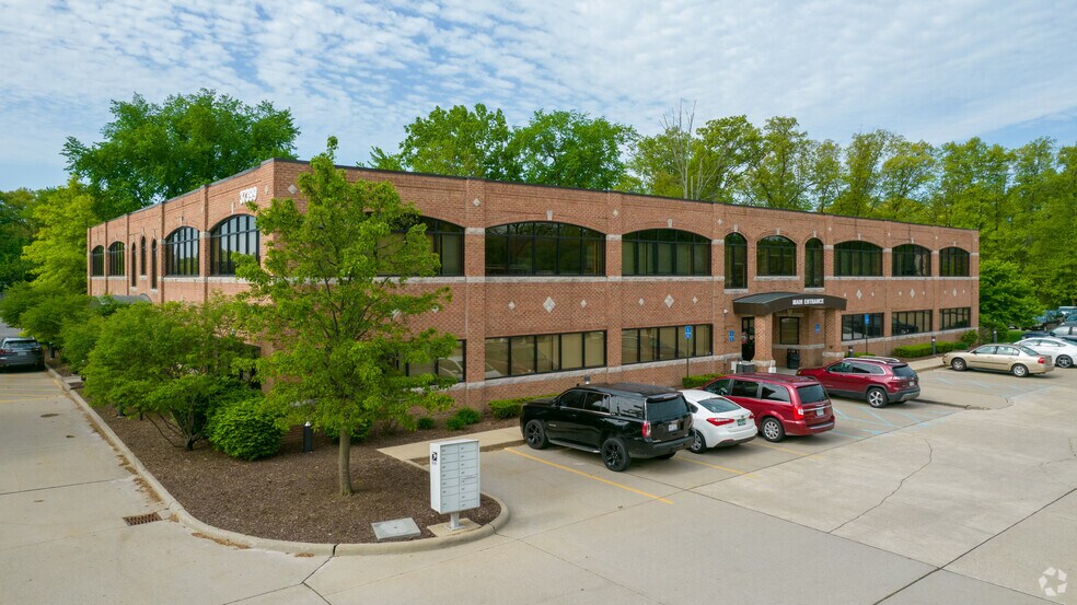 37399 Garfield Rd, Clinton Township, MI à louer - Photo de l’immeuble – Image 1 sur 4