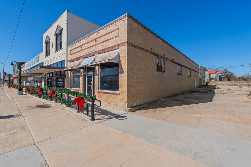 235 E Cameron Ave, Rockdale, TX à louer - Photo de l’immeuble – Image 3 sur 21