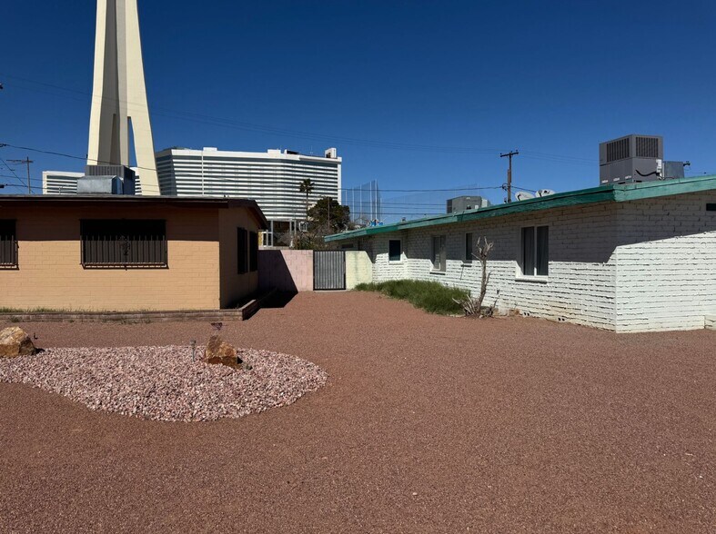 2014 Santa Clara Dr, Las Vegas, NV à vendre - Photo de l’immeuble – Image 3 sur 7