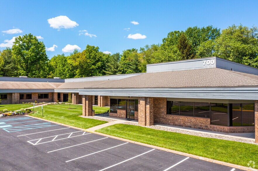 700 Business Center Dr, Horsham Township, PA à vendre - Photo de l’immeuble – Image 2 sur 4