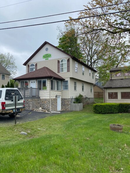 1711 Cass Lake Rd, Keego Harbor, MI à vendre - Photo de l’immeuble – Image 2 sur 11