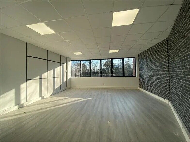 Bureau dans Montigny-le-Bretonneux à louer - Photo intérieure – Image 2 sur 8