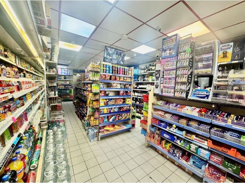 1-6 Ashwell Parade, Luton, BDF LU3 3AZ - Lot 3 -  - Photo intérieure - Image 1 of 1