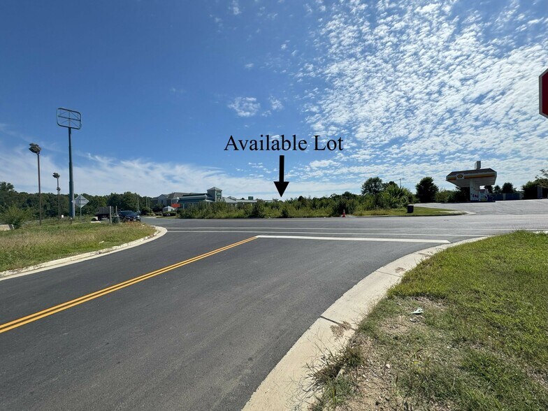 6405 Dan Bell Ln, Woodford, VA à louer - Photo de l’immeuble – Image 3 sur 3