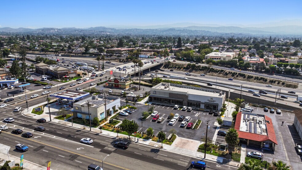 301 N Tustin Ave, Santa Ana, CA à louer - Photo de l’immeuble – Image 2 sur 3