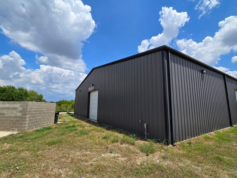 1850 Goforth Rd, Kyle, TX à vendre - Photo de l’immeuble – Image 3 sur 12