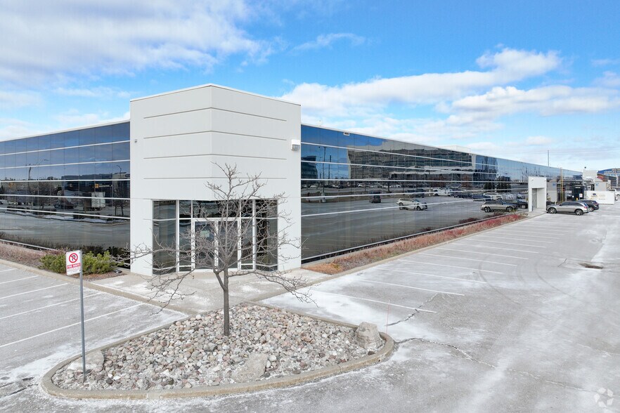 80 Courtneypark Dr W, Mississauga, ON à louer - Photo de l’immeuble – Image 2 sur 8