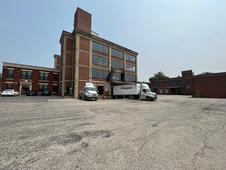 651 E Wyoming Ave, Philadelphia, PA à vendre - Photo de l’immeuble – Image 3 sur 6