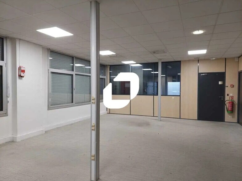 Local d’activités dans Trappes à louer - Photo de l’immeuble – Image 2 sur 8