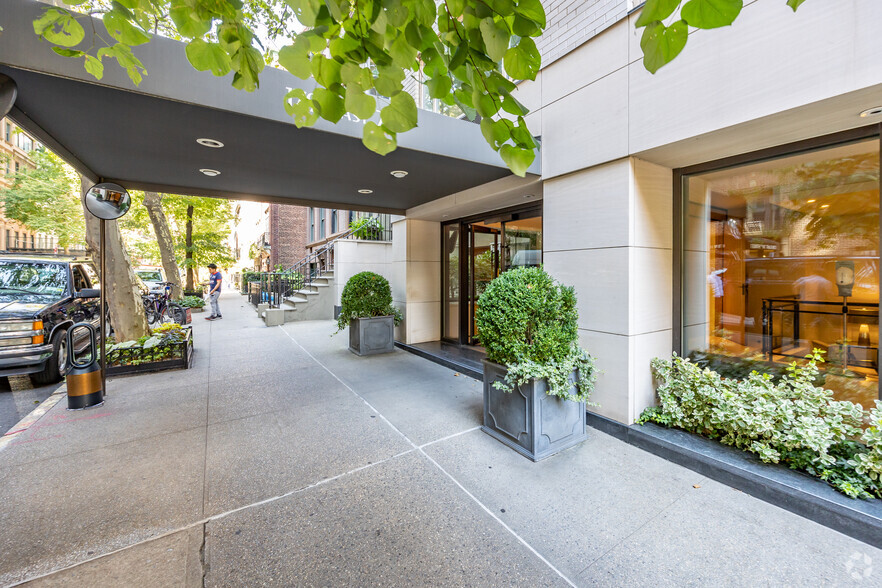 184-188 E 70th St, New York, NY à louer - Photo de l’immeuble – Image 3 sur 9