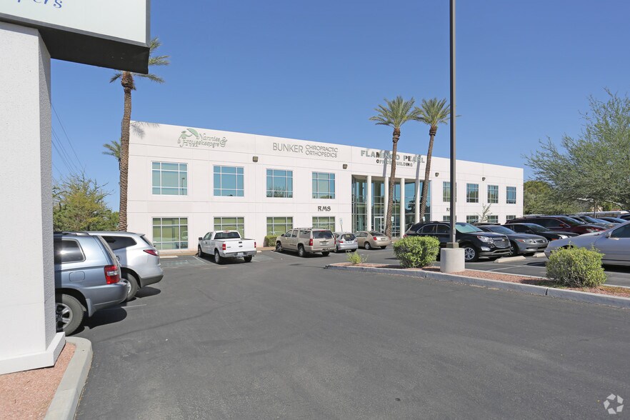 3585 E Flamingo Rd, Las Vegas, NV à louer - Photo de l’immeuble – Image 2 sur 11