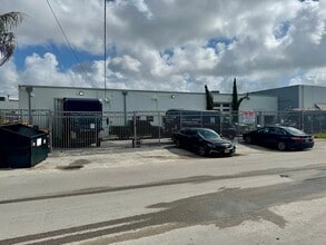 3241-3249 NW 38th St, Miami, FL à louer Photo intérieure– Image 2 sur 8