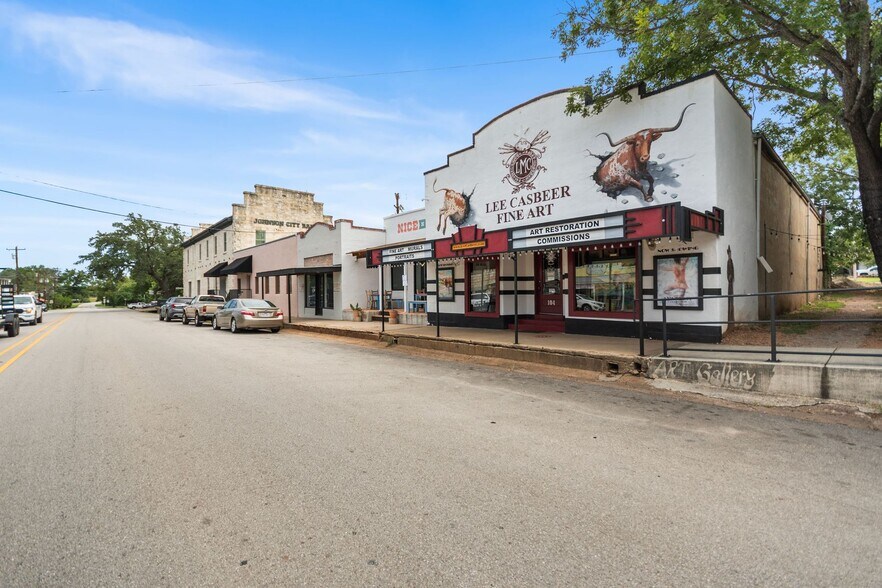 104 Nugent Ave, Johnson City, TX à vendre - Photo de l’immeuble – Image 3 sur 35