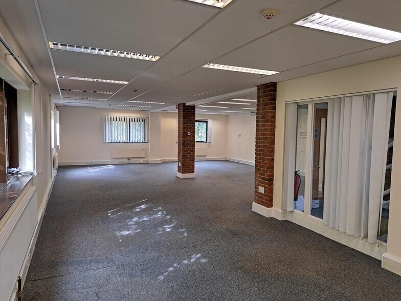 2401 Stratford Rd, Hockley Heath à vendre - Photo de l’immeuble – Image 3 sur 26