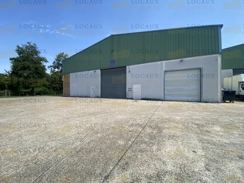 Local d’activités dans SAINT-OUEN-L'AUMONE à louer - Photo de l’immeuble – Image 2 sur 8