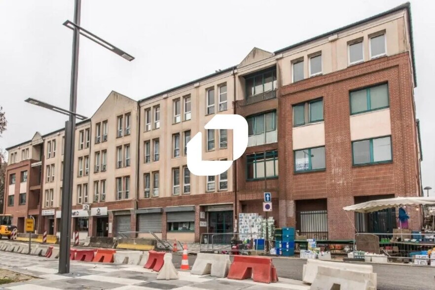 Bureau dans Savigny-le-Temple à vendre - Photo de l’immeuble – Image 1 sur 8