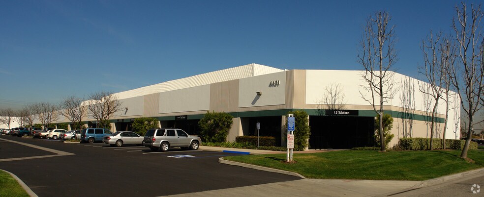 10542 Calle Lee, Los Alamitos, CA à louer - Photo de l’immeuble – Image 1 sur 22
