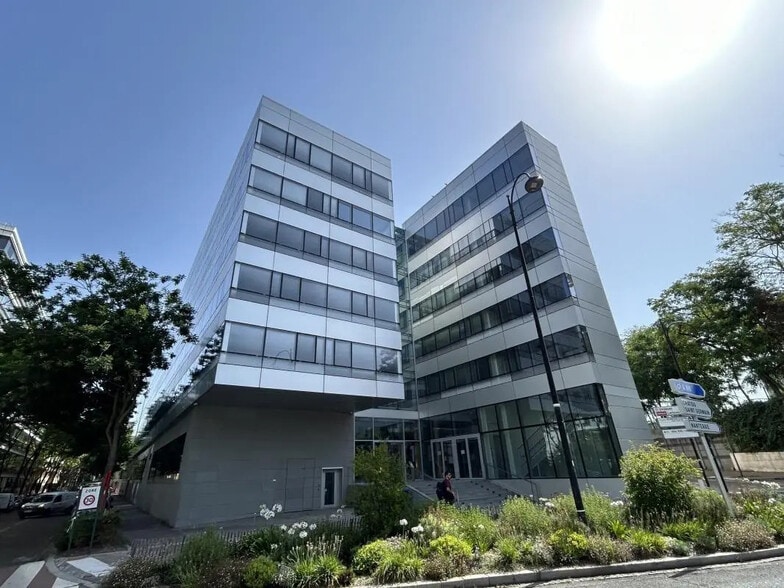 1 Place Renault, Rueil-Malmaison à louer - Photo de l’immeuble – Image 2 sur 18