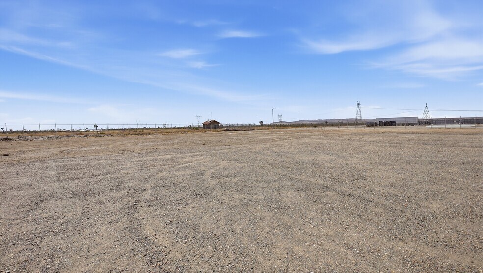 9253 Cassia Rd, Adelanto, CA à louer - Photo de l’immeuble – Image 3 sur 14