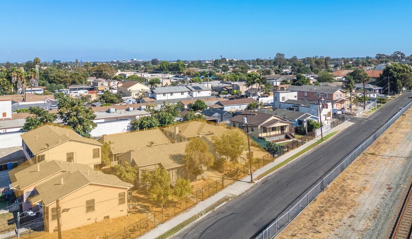 1786 E 110th St, Los Angeles, CA à vendre - Photo de l’immeuble – Image 2 sur 14