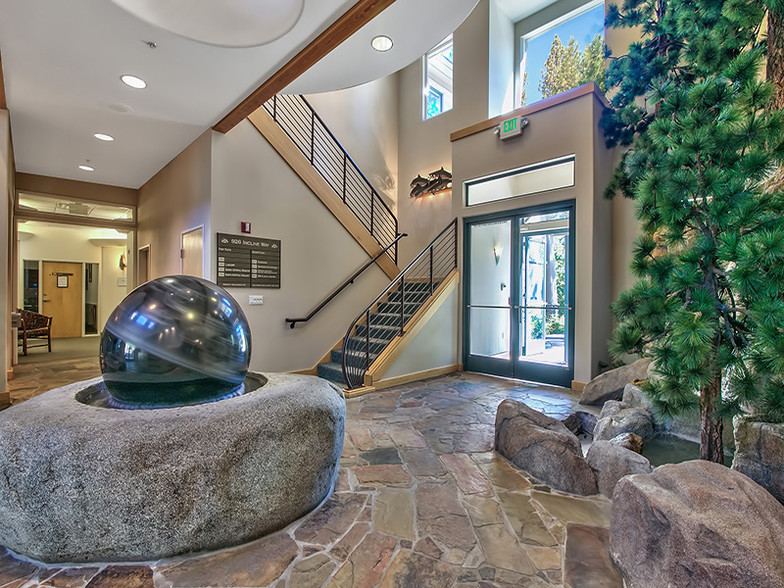 926 Incline Way, Incline Village, NV à louer - Hall d’entrée – Image 3 sur 9