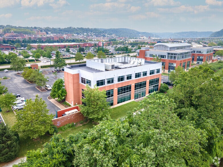 385 E Waterfront Dr, Homestead, PA à louer - Photo de l’immeuble – Image 2 sur 14