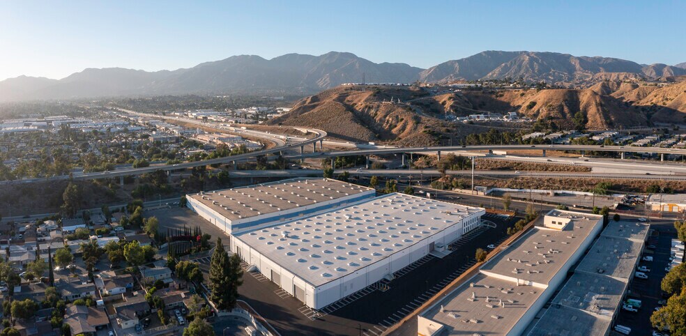 12450 Foothill Blvd, Sylmar, CA à louer - Photo de l’immeuble – Image 3 sur 11