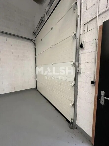 Local d’activités dans Saint-Priest à louer - Photo de l’immeuble – Image 2 sur 5