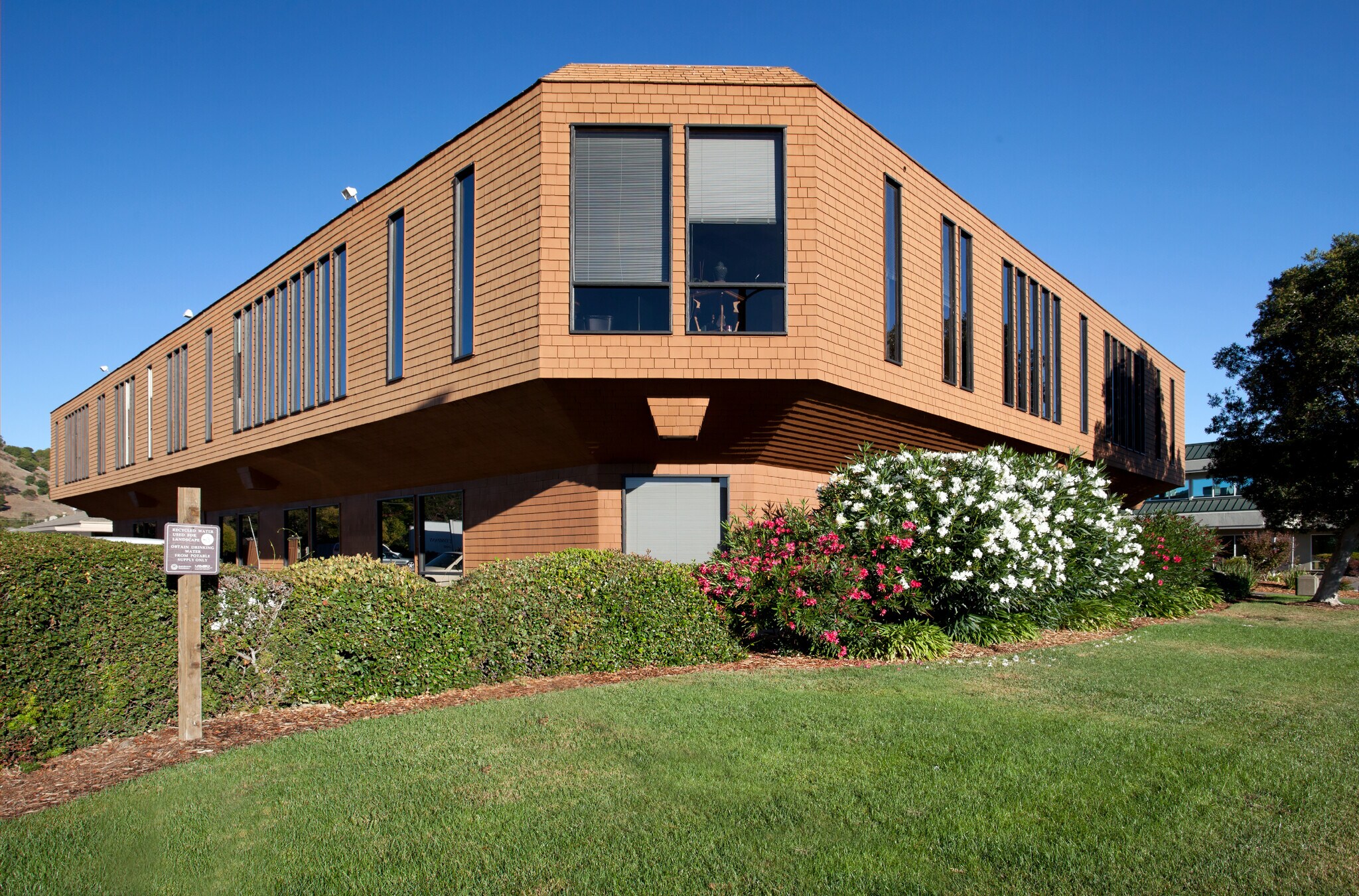 68 Mitchell Blvd, San Rafael, CA à louer Photo principale– Image 1 sur 10