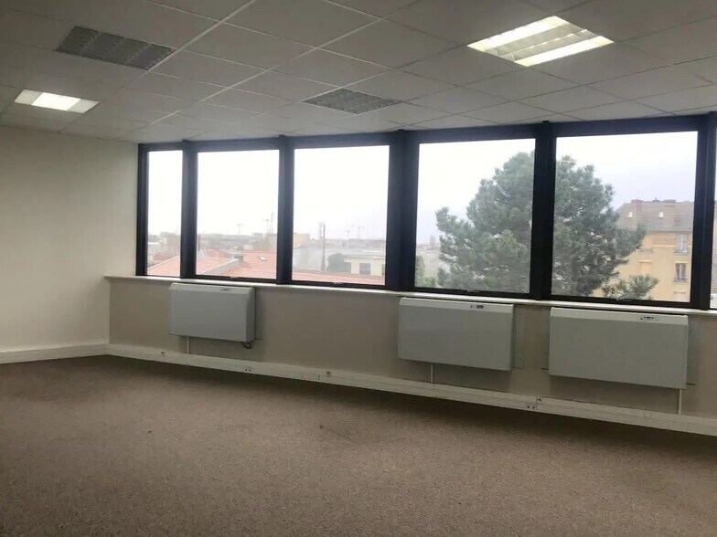 Bureau dans Argenteuil à louer - Photo de l’immeuble – Image 3 sur 7